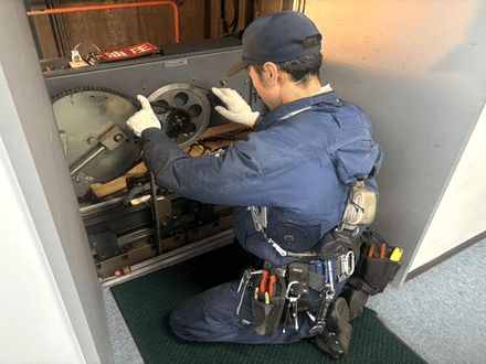 エレベーターのメンテナンス作業風景1