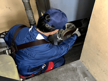 エレベーターのメンテナンス作業風景2