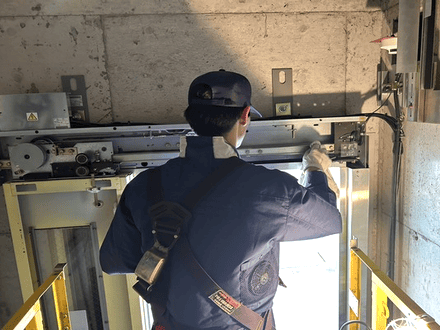 エレベーターのメンテナンス作業風景3