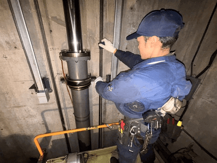 エレベーターのメンテナンス作業風景4