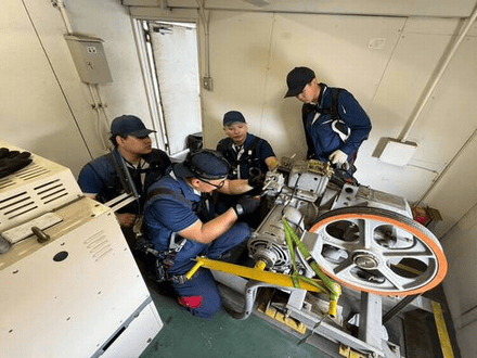 エレベーターのメンテナンス作業風景5