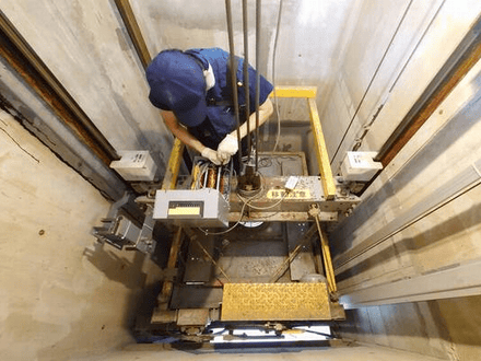 エレベーターのメンテナンス作業風景6