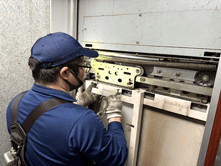 エレベーターのメンテナンス作業風景8