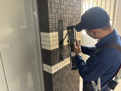 エレベーター点検中の技術員1